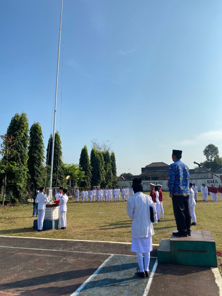 SMA Bhinneka Karya 2 Boyolali melaksanakan upacara HUT RI ke-80